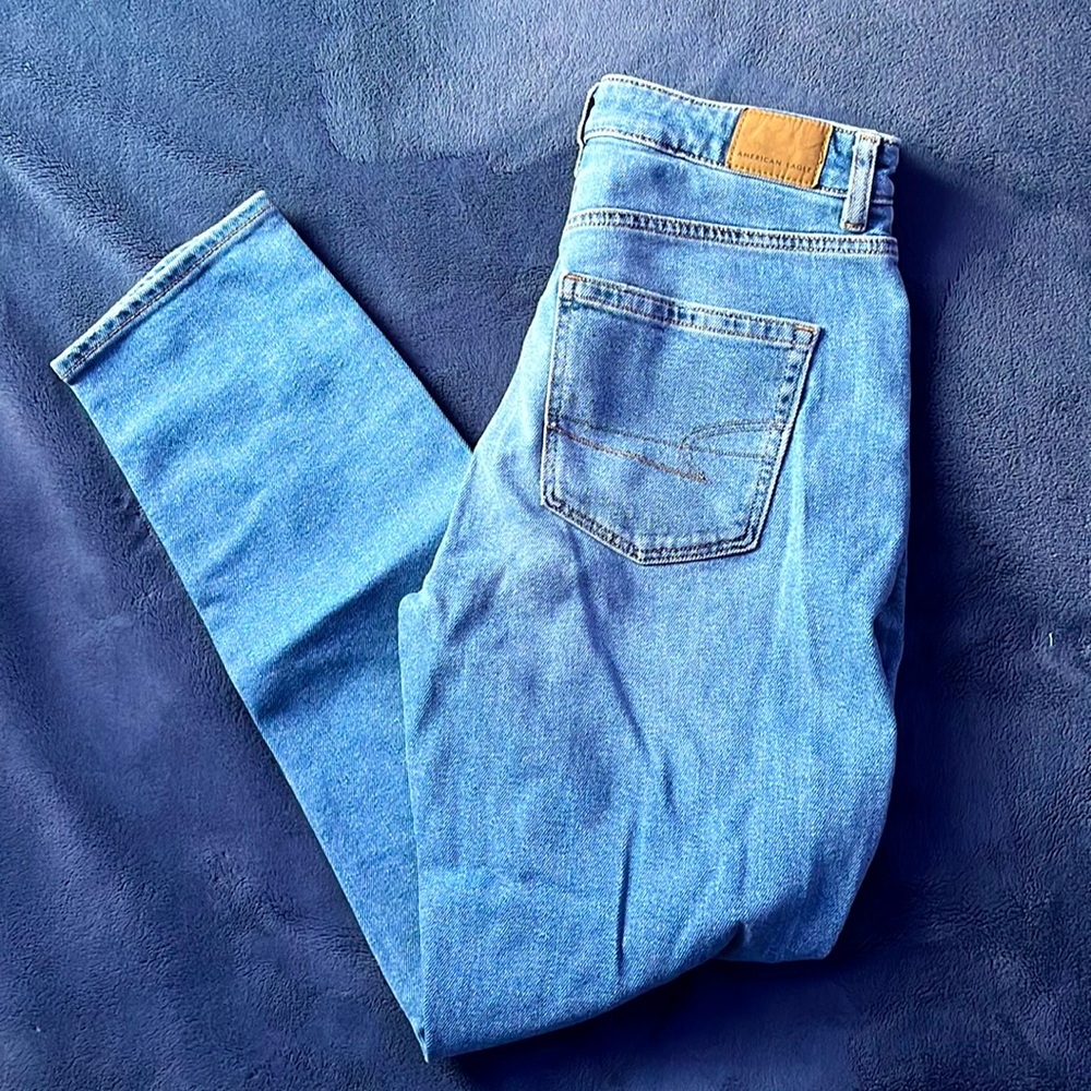 american eagle light wash high rise mom jeans